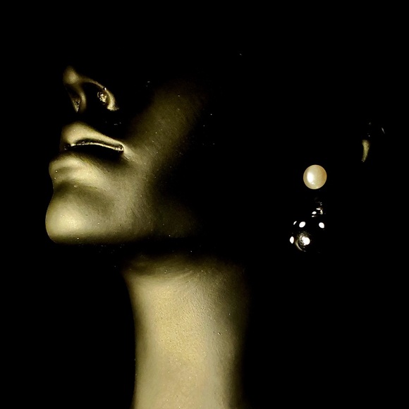 Tribal Handmade Yayoi Kusama Black White Polka Dots Pearl Ball-shaped Earrings - Picture 3 of 4